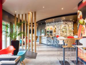 Ein Sitzbereich in der Unterkunft Hotel ibis Lisboa Jose Malhoa