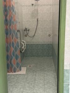 een douche met een douchegordijn in de badkamer bij Ostello Fondazione Cardarelli in Ripatransone +19 foto's