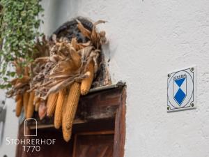 a sign on the side of a building with a plant at Penthouse am Ammersee bis 4 Personen in Dießen am Ammersee