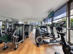 Pullman Auckland Hotel & Apartments的健身中心和/或健身设施