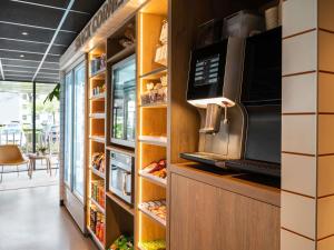 Kuchyň nebo kuchyňský kout v ubytování ibis budget Amsterdam Airport