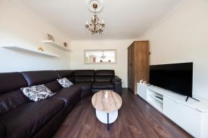 TV a/nebo společenská místnost v ubytování Spacious and convenient 3 bed property in Swords