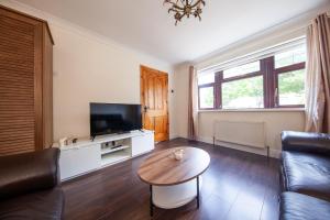 TV a/nebo společenská místnost v ubytování Spacious and convenient 3 bed property in Swords