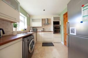 Kuchyň nebo kuchyňský kout v ubytování Spacious and convenient 3 bed property in Swords