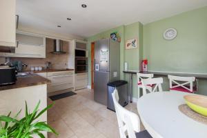 Kuchyň nebo kuchyňský kout v ubytování Spacious and convenient 3 bed property in Swords