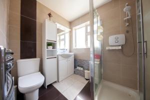 Koupelna v ubytování Spacious and convenient 3 bed property in Swords