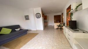 Μια τηλεόραση ή/και κέντρο ψυχαγωγίας στο Apt ManRey 1B - Ambar