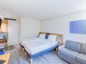Кровать или кровати в номере Novotel Setubal