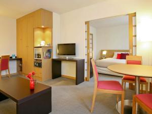 Кухня или мини-кухня в Novotel Setubal
