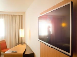 Телевизор и/или развлекательный центр в Novotel Setubal