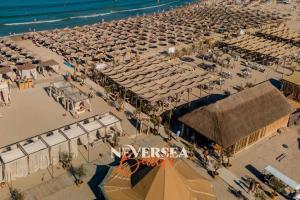 Pláž u hotelu + 13 fotografií