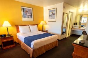 Postel nebo postele na pokoji v ubytování Capital O Hotel Inn Pendleton I-84