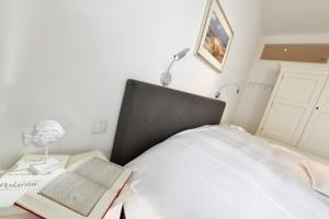 Ein Bett oder Betten in einem Zimmer der Unterkunft Ferienwohnung Silbermöwe