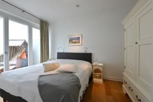 ein Schlafzimmer mit großem Bett und großem Fenster in der Unterkunft Ferienwohnung Silbermöwe in Sassnitz