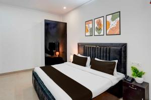 a bedroom with a large bed in a room at Collection O Sector 53 Golf Course Road in Gurgaon