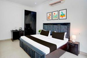 a bedroom with a large bed in a room at Collection O Sector 53 Golf Course Road in Gurgaon