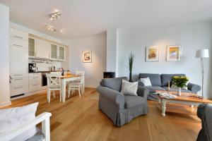 ein Wohnzimmer mit einer Couch und einem Tisch in der Unterkunft Ferienwohnung Silbermöwe in Sassnitz
