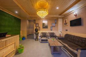 TV a/nebo společenská místnost v ubytování Charvi Group Of Hotels