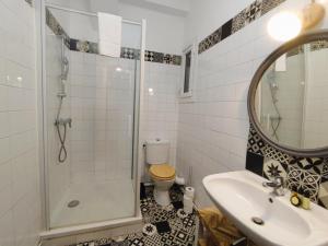 Un baño de Casa Mistral 24 fotos más