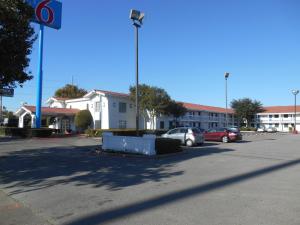 ガーランドにあるMotel 6-Garland, TX - Northeast Dallasの建物の前に車が駐車されている駐車場