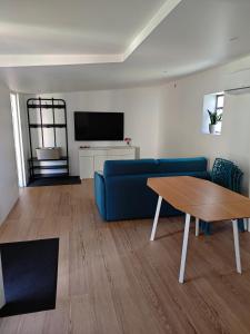 TV a/nebo společenská místnost v ubytování Petit séjour en chalet