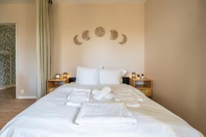 a bedroom with a large white bed with towels on it at Super Studio on Boulevard Mulhouse Hyper Centre in Mulhouse
