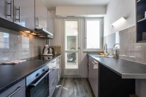 a kitchen with black counter tops and a window at Super Studio on Boulevard Mulhouse Hyper Centre in Mulhouse +2 photos