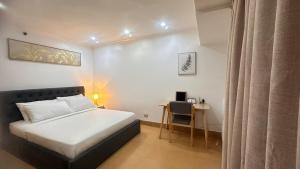 Una cama o camas en una habitación de 2BR Condo with Free Parking near SM North and Trinoma