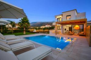 The swimming pool at or close to Villa Mariba Blue by Villa Plus