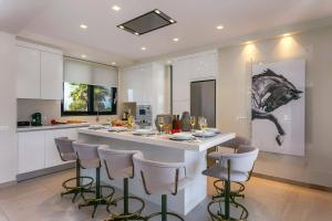 A kitchen or kitchenette at Villa Mariba Blue by Villa Plus