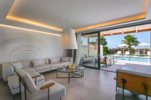 The swimming pool at or close to Villa Mariba Blue by Villa Plus