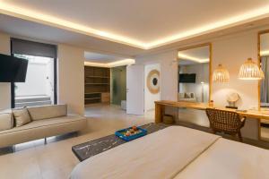 A television and/or entertainment centre at Villa Mariba Blue by Villa Plus