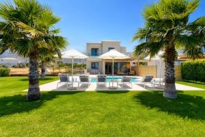 The swimming pool at or close to Villa Mariba Blue by Villa Plus