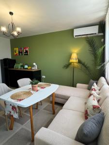 una sala de estar con un sofá y una mesa en The Master and Margarita Centre, en Burgas