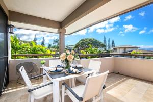 カパルアにあるKBM Resorts Spacious 2-Bedroom Kapalua Golf Collection Multi Unit Listing Golf Course Views 2 Free Rental Cars KGV-20T2T8のバルコニーにテーブルと椅子が置かれたダイニングルーム