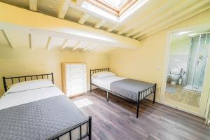 2 camas en un dormitorio con tragaluz en Diana 2 Quiet Area for Families, en Florencia