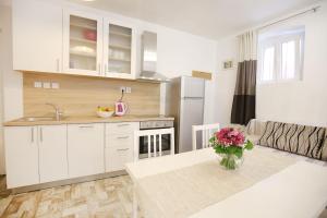 Cuisine ou kitchenette dans l'établissement Studio Apartment Laura