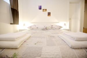Un ou plusieurs lits dans un hébergement de l'établissement Studio Apartment Laura