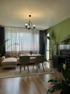 una sala de estar con una mesa y un sofá en The Master and Margarita Centre, en Burgas