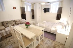 un salon avec une table et un canapé dans l'établissement Studio Apartment Laura, à Zadar