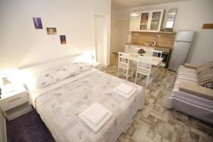 Un ou plusieurs lits dans un hébergement de l'établissement Studio Apartment Laura