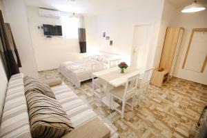 Coin salon dans l'établissement Studio Apartment Laura