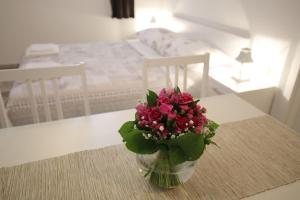Un ou plusieurs lits dans un hébergement de l'établissement Studio Apartment Laura