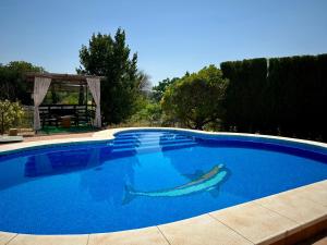 una piscina blu con uno squalo dipinto sopra di Chalet con piscina El Arado a Baena