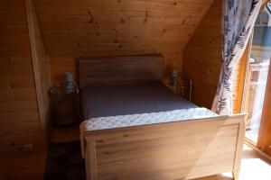 Posteľ alebo postele v izbe v ubytovaní DOMEK POD LIMBAMI III
