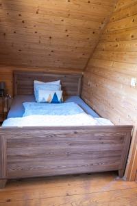 Posteľ alebo postele v izbe v ubytovaní DOMEK POD LIMBAMI III