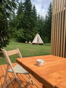 Κήπος έξω από το Durmitor glamping