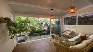 a living room with a couch and a table at La Molina Casa in Calera