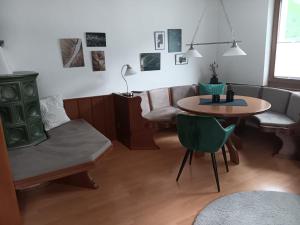 salon ze stołem i kanapą w obiekcie Ferienwohnung Hafner w Mayrhofen