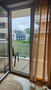 Camera con finestra e balcone affacciato di CHILLIapartamenty - FREDRY a Kołobrzeg